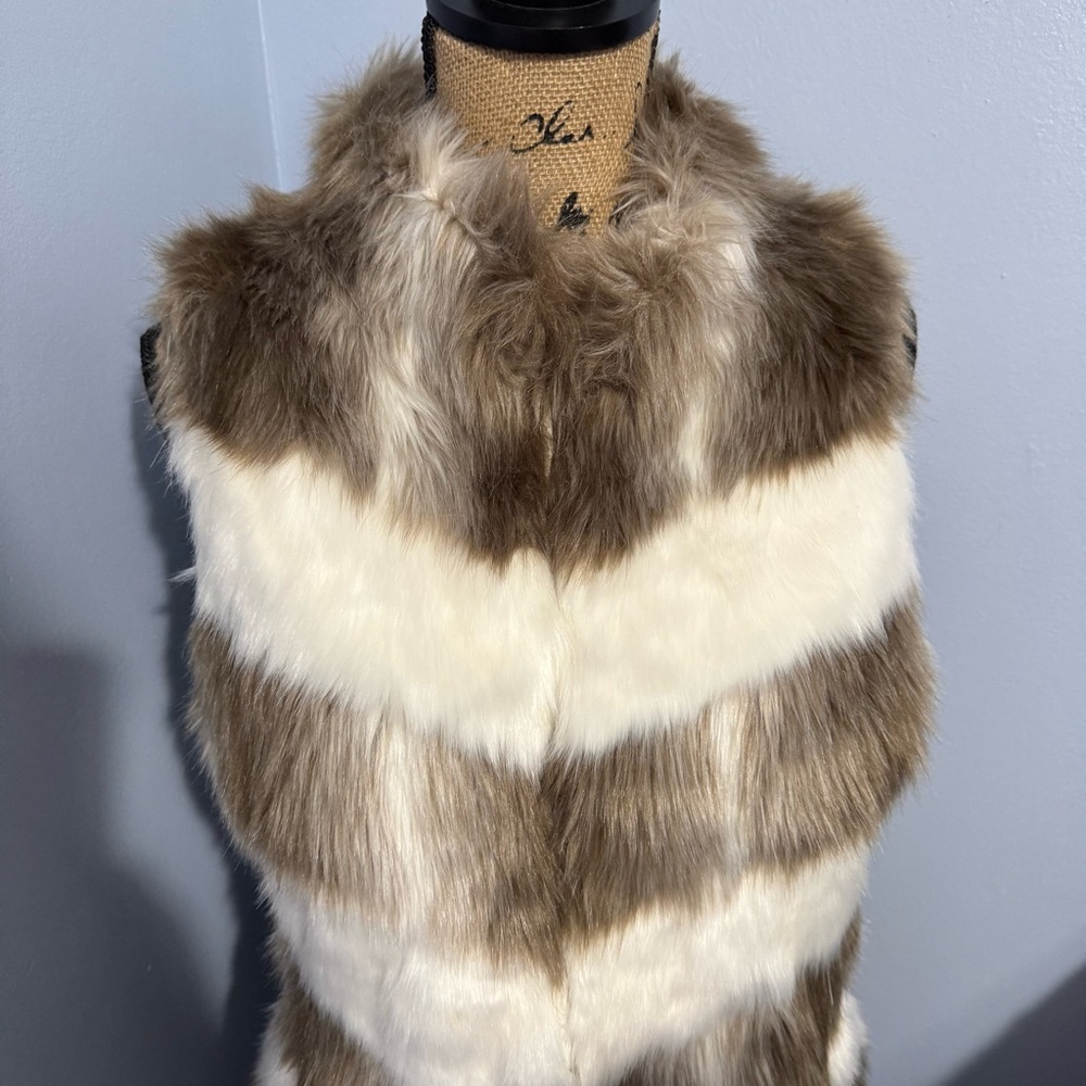 WHBM Faux Fur Vest - Picture 2 of 12